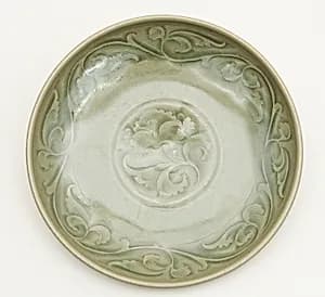 Dish with Undulating Peony-Leaf Scrolls by Unknown