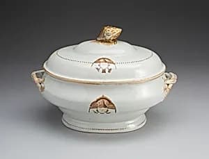 Soup Tureen with Cover by Chinese export porcelain