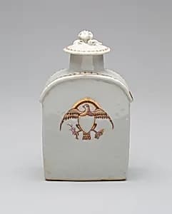 Tea Caddy with Cover by Chinese export porcelain