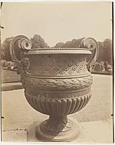Versailles, Vase par Ballin by Jean-Eugène-Auguste Atget