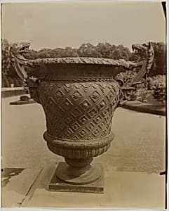 Versailles, Vase par Ballin by Jean-Eugène-Auguste Atget