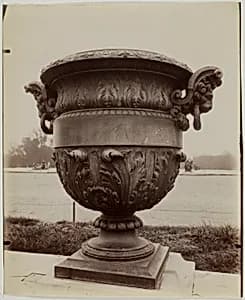 Versailles, Vase par Ballin by Jean-Eugène-Auguste Atget