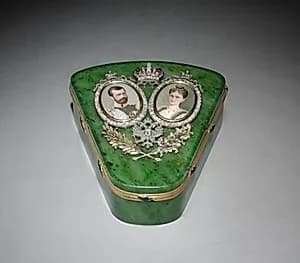 Quasi-Triangular Box by Karl Karlovitch Hahn (Russian)