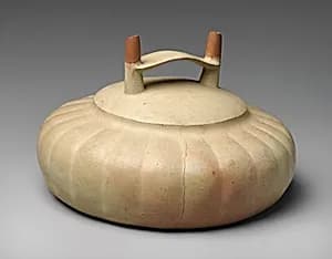 Gourd-shaped bottle by Topará artist(s)