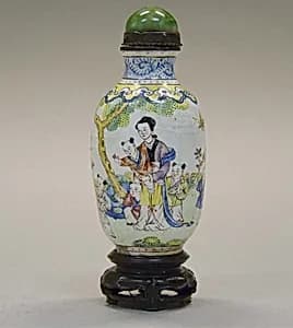 Snuff Bottle with Foreign Figures by Unknown Artist