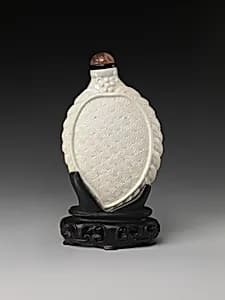 Snuff Bottle in the Shape of a Leaf by Unknown Artist