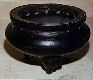 Tripod (Ding) by Unknown Artist