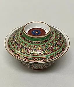 Covered bowl with floral pattern by Unknown Artist