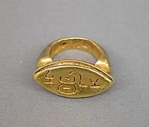 Stirrup-shaped Ring with Oblong Bezel with "Nagari" by Unknown Artist