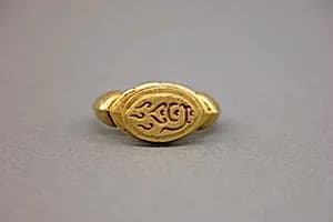 Stirrup-shaped Ring with Oblong Bezel with "Sri" by Unknown Artist