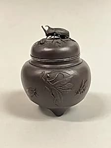 Vase with cover by Seiriucho Hidetoshi