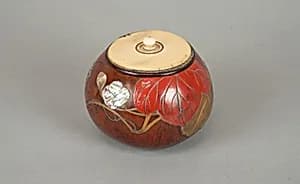 Box with Design of “Evening Face” (Yūgao) Flowers by Ogawa Haritsu (Ritsuō)