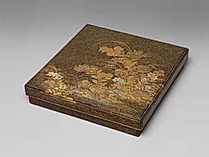 Writing box (suzuribako) with chrysanthemums and autumn grasses by Igarashi Dōho 五十嵐道甫