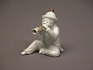 白磁角笛を吹く男子形置物|Boy Blowing a Horn by Unknown Artist