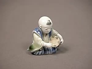 染付色絵囃子唐子形置物|Chinese child with musical instrument by Unknown Artist