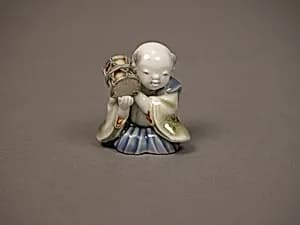 染付色絵囃子唐子形置物|Chinese child with musical instrument by Unknown Artist
