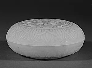 清中期 玉雕團花盒|Covered box with floral design by Unknown Artist