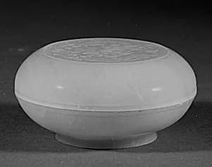 清中期 玉雕蓮紋盒|Covered box with lotus spray by Unknown Artist