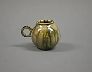唐 三彩陶杯|Cup with ring handle by Unknown Artist