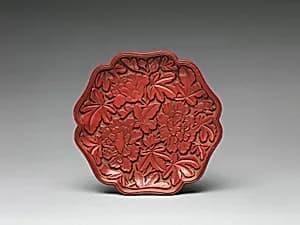 元　楊茂款雕漆剔紅牡丹紋葵口盤|Dish with peonies by Yang Mao
