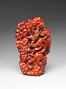 明 琥珀雕龍紋擺件|Dragon climbing a rock by Unknown Artist