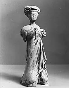 隋 青釉加彩陶抱枕女俑|Female attendant carrying a pillow by Unknown Artist