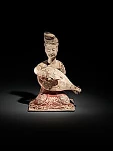 唐 彩繪陶持琵琶樂伎女俑|Female musician with lute by Unknown Artist