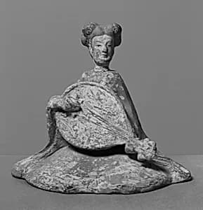 隋 彩繪陶持琵琶伎樂女俑|Female musician with lute by Unknown Artist