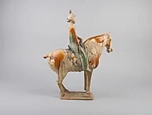 唐 三彩陶騎馬仕女俑|Horse and female rider by Unknown Artist