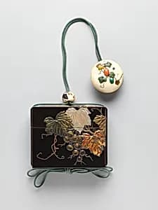 葡萄蒔絵印籠　銘「樗平」|Inrō with Grapevine by Nomura Choheisai