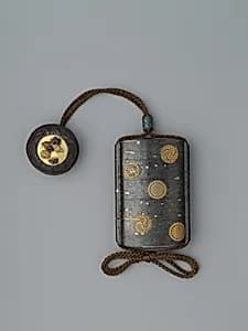 花紋散蒔絵金属印籠|Metal Inrō with Flower Medallions by Unknown Artist