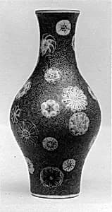清乾隆 景德鎮窯錦地軋道團花紋橄欖瓶|Miniature vase with floral medallions by Unknown Artist