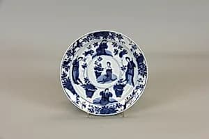 清康熙 景德鎮窯青花仕女花卉紋盤|Plate with women and plants by Unknown Artist