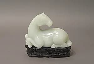 清中期 玉回首臥馬|Reclining Horse by Unknown Artist
