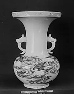 染付草魚文獅子耳付広口瓶|Wide-Mouth Vase with Carp by Unknown Artist