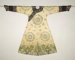 清早期 刺繡百蝠紋女吉服袍|Woman’s ceremonial robe by Unknown Artist