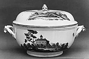 Bouillon bowl with cover by Höchst Manufactory