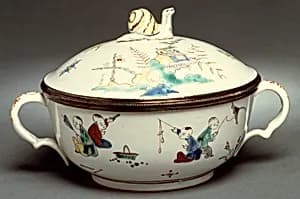 Porringer with cover (Écuelle) by Chantilly