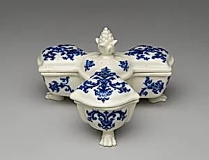 Spice box with cover (Poivrière) by Saint-Cloud factory