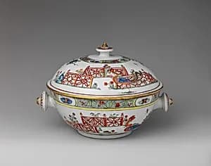 Tureen with phoenixes in landscape by Vienna|Claudius Innocentius Du Paquier period