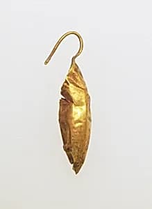 Earring-hook type with leaf form by Unknown Artist