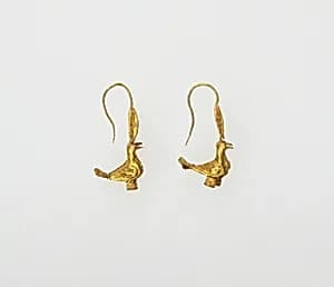 Earring with disc and pigeons by Unknown Artist