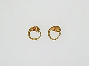 Earring with head of lions by Unknown Artist
