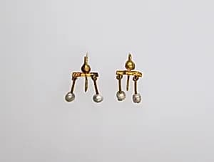 Gold and pearl earring by Unknown Artist