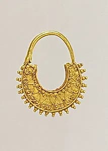Gold crescent-shaped earring by Unknown Artist
