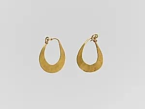 Gold crescent-shaped earring by Unknown Artist