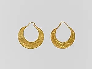 Gold crescent-shaped earring by Unknown Artist