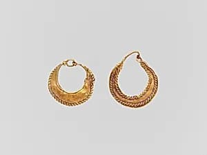 Gold crescent-shaped earring by Unknown Artist