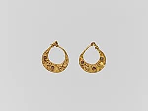 Gold crescent-shaped earring by Unknown Artist