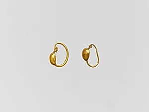 Gold earring with convex disc by Unknown Artist